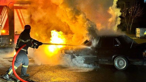 Alev alan otomobilde yanmaktan son anda kurtuldular