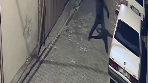 Bujiyle camlarını kırdığı 2 otomobilden 35 bin liralık hırsızlık yaptı