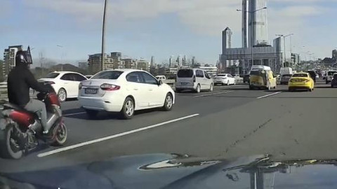 Kağıthane’de otomobilin aynasını yumruklayan motosikletli kaza yaptı