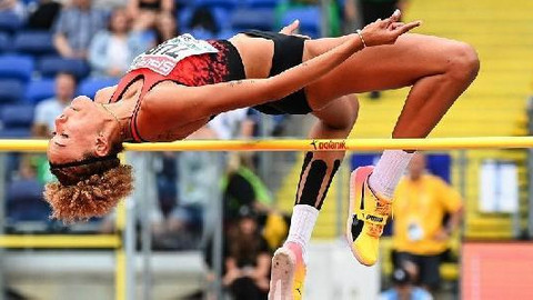 Milli Atlet Buse Savaşkan, 1.91 m atlayarak salon Türkiye rekorunu kırdı