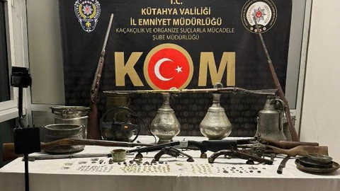 Otomobilinde ve evinde çok sayıda tarihi eser ele geçirildi