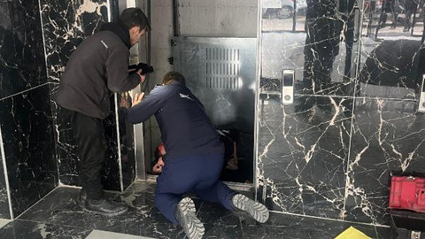 Tamir ettiği asansörün üzerine düşmesiyle ağır yaralandı