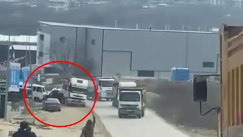 Tamir sırasında geri hareket eden kamyon, park halindeki hafif ticari araca çarptı