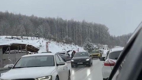 Uludağ'a teleferikle çıkmak isteyenler, 1 kilometre kuyruk oluşturdu (2)