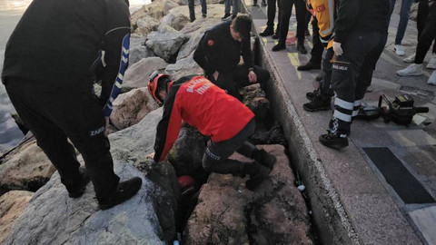 Bandırma'da kayalıklara sıkışan çocuğu itfaiye ekibi kurtardı