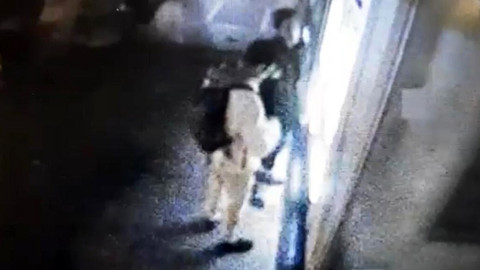 Bıçakla tehdit edip bankamatikten para çektirdiler: O anlar kameraya yansıdı