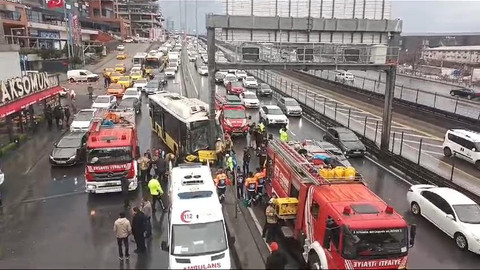 İETT otobüsü direğe çarptı: Yolcular yaralandı, şoför araç içinde sıkıştı