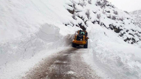 Hakkari'de 2 köyün yolu çığ nedeniyle kapandı
