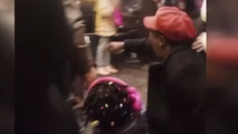 Minibüste şoke eden anlar: Anne ve çocuğu yerde yuvarlandı