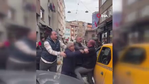Bir sürücüye birçok kişinin saldırması tepki topladı