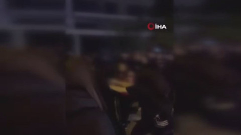 Kız öğrenciler saç saça baş başa kavga etti, arkadaşları o anları çekip internette paylaştı