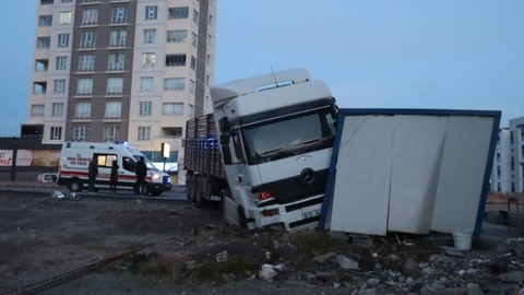Faciadan şans eseri dönüldü: Yoldan çıkan tır konteynıra girdi
