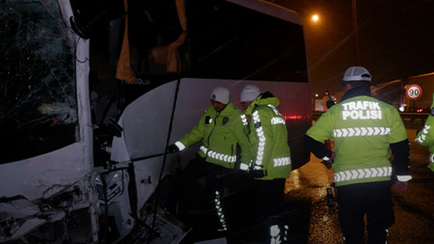 Polis servis aracı ile otobüs çarpıştı: Çok sayıda polis yaralandı