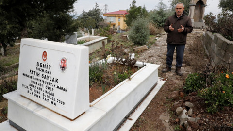 6 ŞUBAT DEPREMLERİNİN BİRİNCİ YILI - Ailesinden 10 kişiyi depremde kaybeden şehit babası yakınlarına özlemini fotoğraflarla gideriyor