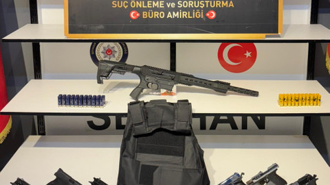 Adana'da 7 silah ve çelik yelek ele geçirilen evdeki 3 kişiden 1'i tutuklandı