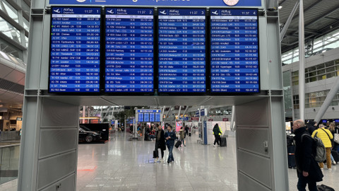Almanya'da hava yolu şirketi Lufthansa çalışanlarının uyarı grevi başladı