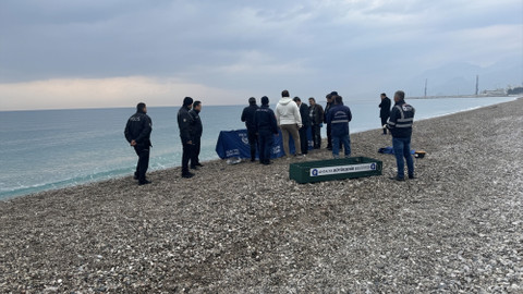 Antalya'da sahilde erkek cesedi bulundu