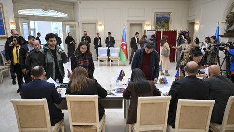 Azerbaycan vatandaşları cumhurbaşkanı seçimi için Ankara'da sandık başına gitti