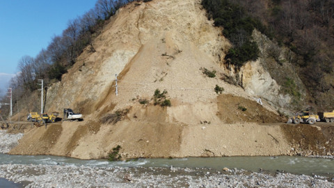 Düzce'de heyelan nedeniyle kapanan yolda çalışmalar sürdü