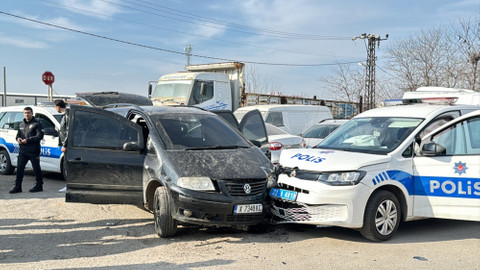 Edirne'de bir sürücünün kaçmaya çalıştığı aracıyla çarptığı ekip otosundaki iki polis yaralandı