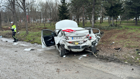 GÜNCELLEME - Bolu'da kamyon kırmızı ışıkta bekleyen otomobile çarptı: 1 ölü, 2 yaralı