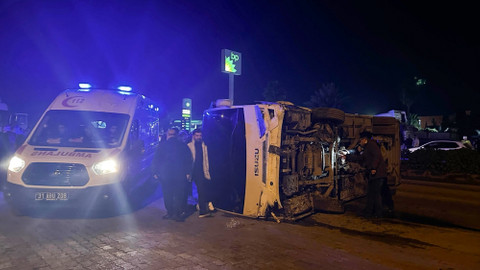 Hatay'da devrilen midibüsteki 11 polis yaralandı