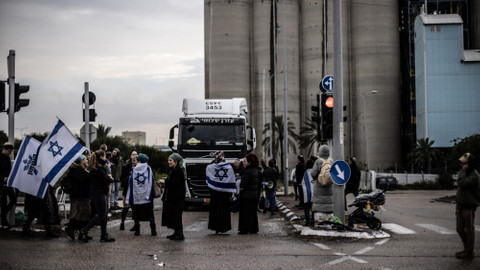 İsrail'de fanatik Yahudilerin Gazze'ye gönderilen yardımları engelleme girişimi sürüyor