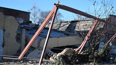 Malatya'da depremlerde ağır hasar alan 6 iş yeri çöktü