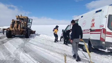 Malazgirt'te yoldan çıkarak kara saplanan ambulans ekiplerce kurtarıldı