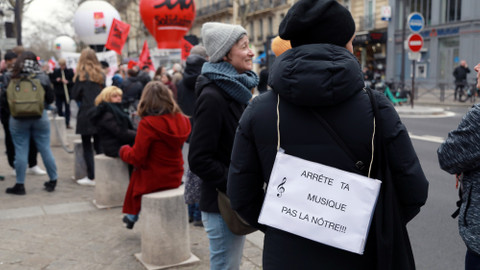 Paris'te öğretmenler maaş artışı talebiyle eylem yaptı