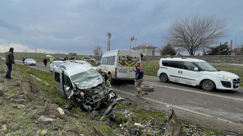 Şanlıurfa'da 3 aracın karıştığı kazada 6 kişi yaralandı