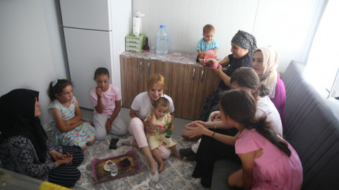 Ses sanatçısı Züleyha Ortak bir yıldır ünlüleri depremzedelerle buluşturuyor