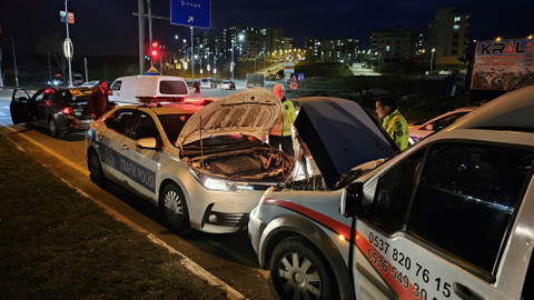 Siirt'te kamyoneti arızalanınca yolda kalan sürücüye trafik polisleri yardım etti
