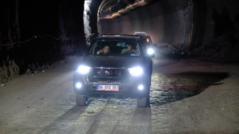 Şırnak Valisi Atay yapımı süren Şırnak-Van kara yolu tünel inşaatını inceledi