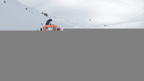 Şırnak'ta 2 bin 230 rakımlı Tanin Geçidi'nde 1 metreyi bulan karlı yol temizlendi