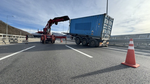 Tırdan ayrılan dorse Anadolu Otoyolu'nun Düzce kesiminde ulaşımı aksattı