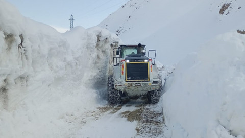 Yüksekova'da metrelerce kar altındaki yollarda çalışmalar sürüyor