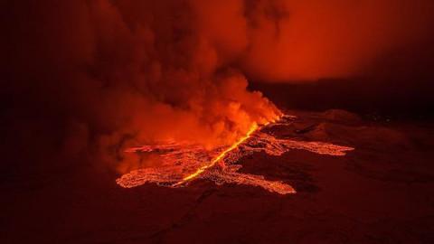İzlanda’da 3’üncü kez patlayan yanardağ sebebiyle acil durum ilan edildi