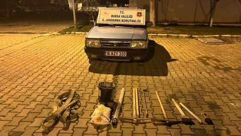 Roma dönemine ait mezarı asitle eritmeye çalışan definecilere jandarmadan operasyon