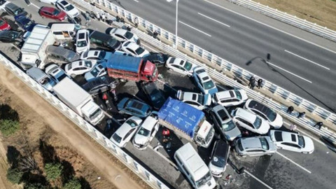 Çin'de 100'den fazla araç birbirine girdi