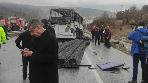 Çorum'da kamyona çarpan yolcu otobüsü alev aldı: Ölüler ve yaralılar var