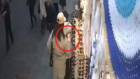 İstanbul'un göbeğinde hırsızlık: Cep telefonu çalan kadının rahatlığı pes dedirtti