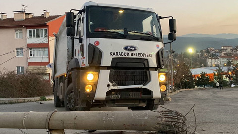 Çöp kamyonu elektrik direğine çarptı, iki işçi son anda kurtuldu