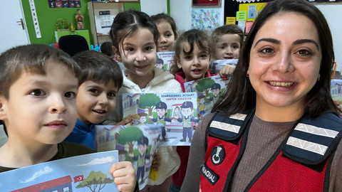 Derslerine bu kez jandarma girdi: Öğrenciler, jandarma abi ve ablalarını çok sevdi