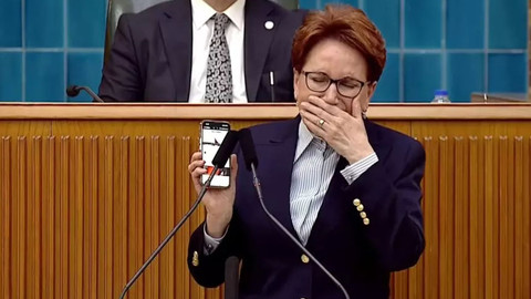 Telefondan şarkı dinletti! Meral Akşener kürsüde hıçkıra hıçkıra ağladı