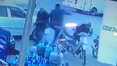 Kardeşini bacağından vuran kişiyi uçan tekme atarak savurdu