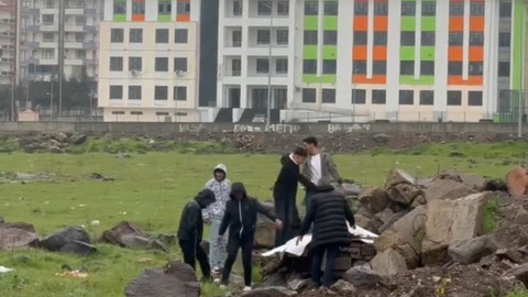 Öğretmen ve öğrencilerden yürekleri ısıtan görüntü: Yağmurdan ıslanan köpeğe yuva yaptılar