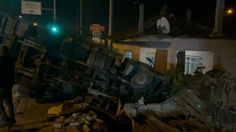 Aydın'da korkutan kaza! Direksiyon hakimiyetini kaybedip evin bahçesine girdi