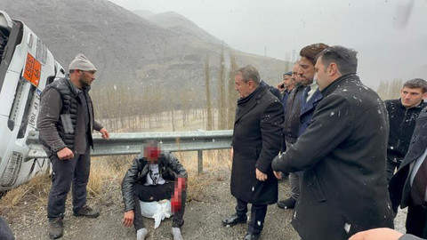 Destici, kaza yapan tır sürücüsüne yardım etti