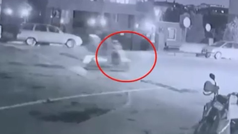 Alacak vercek meselesi yüzünden silahlı saldırı: Saldırı anı kameralara yansıdı!
